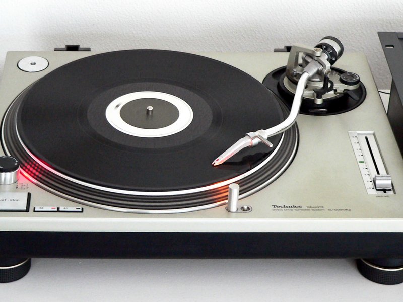 Technics SL-1200 MK7 Professional Direct Drive DJ Turntable